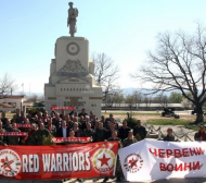 Военни с червени шалове купуват акции в ЦСКА (ВИДЕО)
