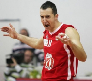 Боян Йорданов и Олимпиакос започнаха с победа в плейофите