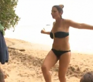 Сестрата на Роналдо с мръсни танци на плажа (ВИДЕО)