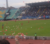 Дъжд от балони обърка &quot;Левски&quot; и ЦСКА (СНИМКИ)