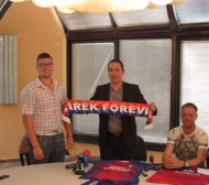 Фенове посрещнаха Велков и му подариха шалче