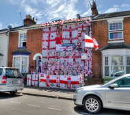 Английски фен украси дома си с 300 национални флага