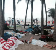 Аржентински фенове спят по плажовете в Рио