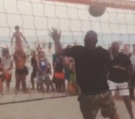 Футболни легенди показаха умения на плажа в Рио (ВИДЕО)