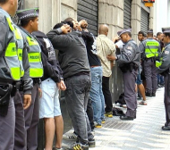 Нападнаха с бомбички английски фенове в Сао Пауло (СНИМКИ)