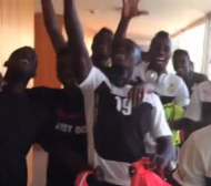 Ето как празнуват в отбора на Гана (ВИДЕО)
