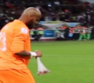 Вижте как религиозният Мболи си хапва на мача с Германия (ВИДЕО)