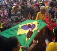 Отчаянието взе връх! Бразилци запалиха знамето си