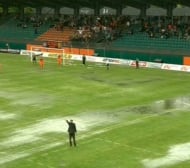 Жесток дъжд в Ловеч, ще има ли мач?