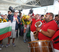 Цигански оркестър посрещна младите герои от Олимпиадата в Нанджин (СНИМКИ)