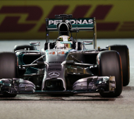 Хамилтън оглави Формула 1, Розберг се отказа в Сингапур
