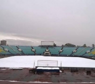 Снежна пелена покри стадиона преди &quot;Левски&quot; - ЦСКА (СНИМКИ)