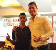 Роналдо с жест към оцеляло в цунами момче