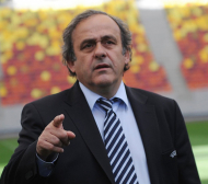Платини остава президент на УЕФА