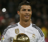 Роналдо показа „Златната топка“ на „Бернабеу“