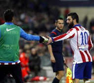Пожалиха играч на Атлетико Мадрид за хвърлена обувка по съдията