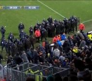 Фенове нахлуха на терена и прекъснаха мач във Франция