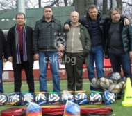 Фенове на ЦСКА подариха топки на школата
