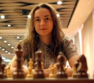 Стефанова започна с реми на световното първенство