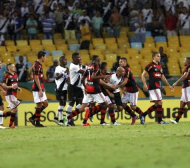 Бой и 50 минути прекъсване на дербито в Бразилия (СНИМКИ)