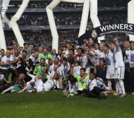 Реал (Мадрид) вдига трофея след мач с Атлетико в Европа