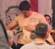 Бивш баскетболист почерпи татуировките си с бира (ВИДЕО)
