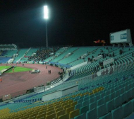 Полупразен стадион чака националите