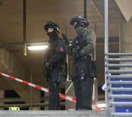 Куфар с предполагаема бомба и подозрителни лица отменили Германия - Холандия 