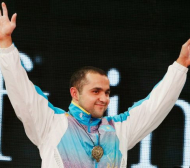 Казахстанец триумфира на световното по щанги в категория до 77 кг