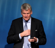 Бивш шеф на Юнайтед може да поеме финансите на ФИФА