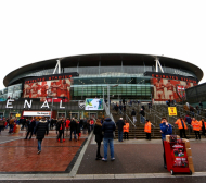 Грозни гледки в агитката на Арсенал (ВИДЕО)