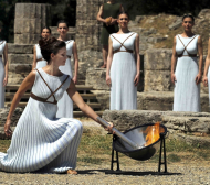 Ето я богинята с олимпийския огън (СНИМКИ + ВИДЕО)