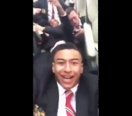 Смях в рейса на Юнайтед след атаката на "чуковете" (ВИДЕО) 