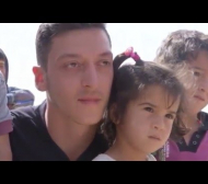 Йозил зарадва деца в бежански лагер (ВИДЕО)