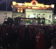 Луд купон! Хиляди фенове съпроводиха "червените" до парламента (СНИМКИ)