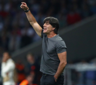 Треньорът на Германия проверява миризмата на оная си работа (ВИДЕО)