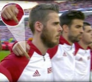 Пике с обяснение за среден пръст по време на химна на Испания