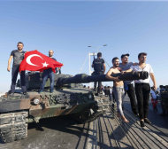 Футболистите на Лион - заложници на преврата в Истанбул (ВИДЕО)