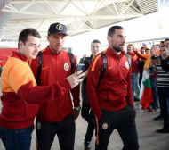 Посрещнаха Галатасарай с българското знаме на летището (СНИМКИ)