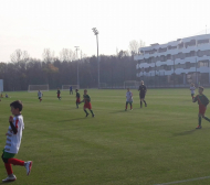 Синът на Божинов показа футболни умения на новата база (СНИМКИ)