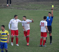 Скандал: Футболисти и фенове опитват да линчуват играчи на Марица (ВИДЕО)