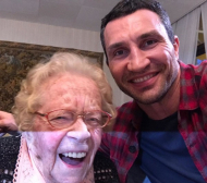 Кличко се снима със 110-годишна баба (СНИМКА)