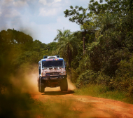 Руснак поведе при камионите в Рали Дакар след наказание на чех