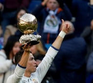 Роналдо показа Златната топка на „Сантяго Бернабеу“