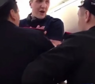 Полицаи свалиха волейболист от самолет, бил твърде висок (ВИДЕО) 
