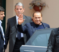 Китайците мотаят Берлускони до 14 април  