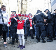 Кое накара полицията да не пробива кордона с фенове на ЦСКА? (СНИМКИ)