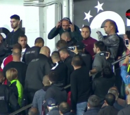 Скандал! Фенове нападат Стойчо Стоилов, охрана го извежда от стадиона (ВИДЕО)
