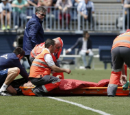 Футболист на Валенсия в болница след удар в главата (ВИДЕО) 