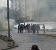 Младоженци спряха "синьото" шествие, димна завеса пред парламента (ВИДЕО и СНИМКИ)